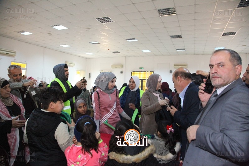 توزيع هدايا وحقائب مدرسية وملابس على