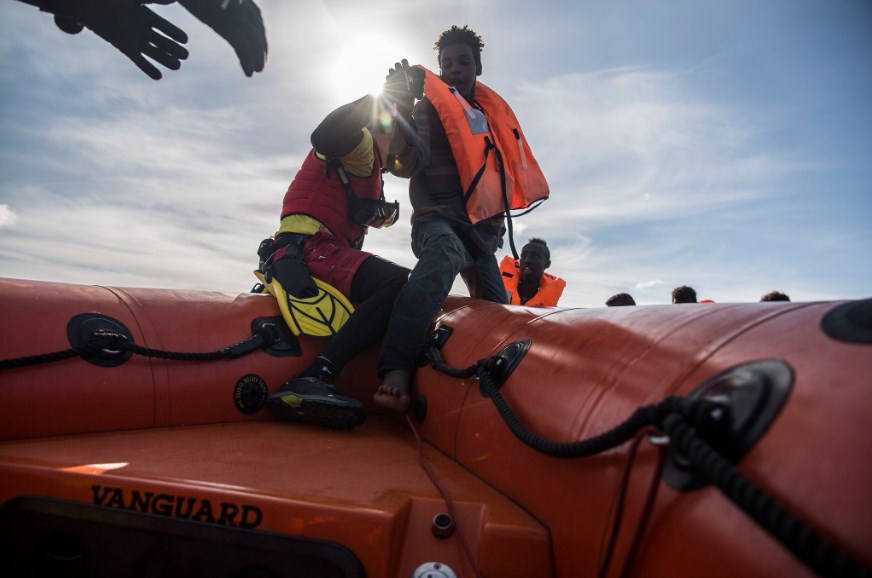 إيطاليا تغلق موانئها في وجه مئات