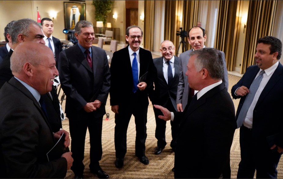 الملك يلتقي كتابا وصحفيين.. وهذا ما