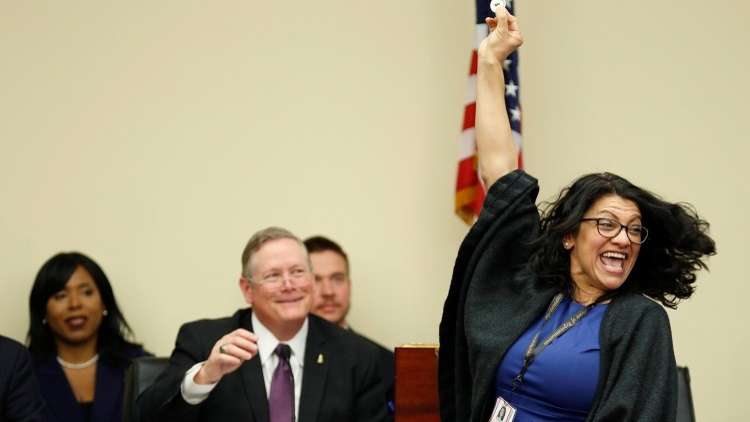 نسخة قرآن مترجمة وثوب فلسطيني أمام