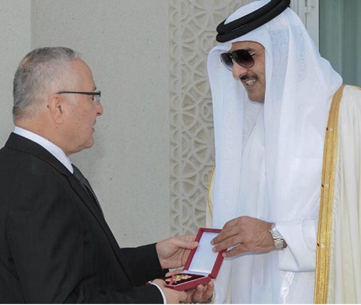 أمير قطر يستقبل الصمادي ويمنحه وسام