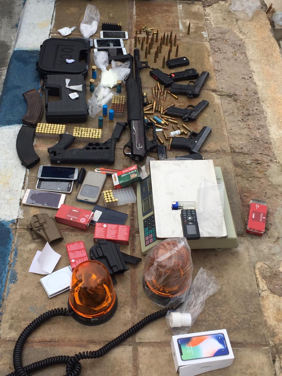 القبض 5 مطلوبين بحوزتهم اسلحة نارية