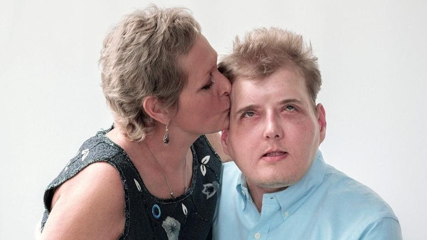 أم تلتقي بوجه ابنها بعد عام