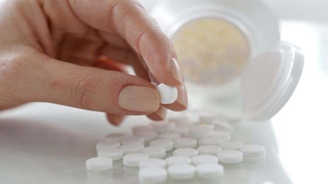 مجهول يصرف مستحضرات مخدرة بـ «ختم