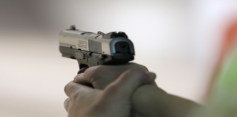 شخص يطلق النار على ابن شقيقته