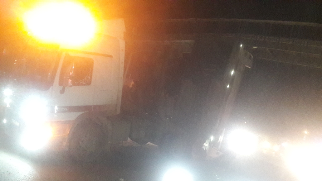 بالصور: اصطدام قلاب بجسر مشاه أمام