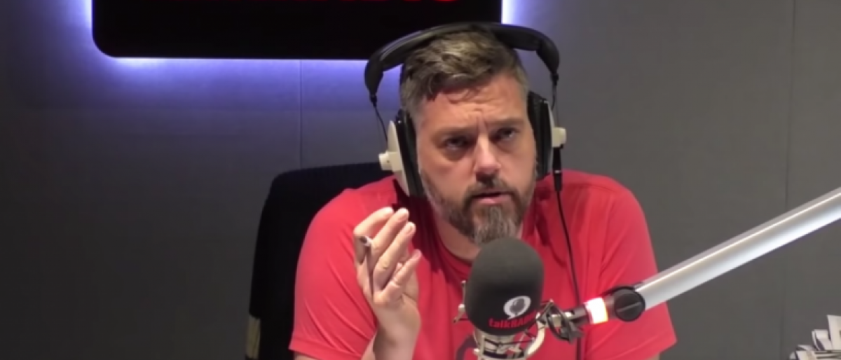 شاهد: مقدم برنامج إذاعي ينقذ شابا