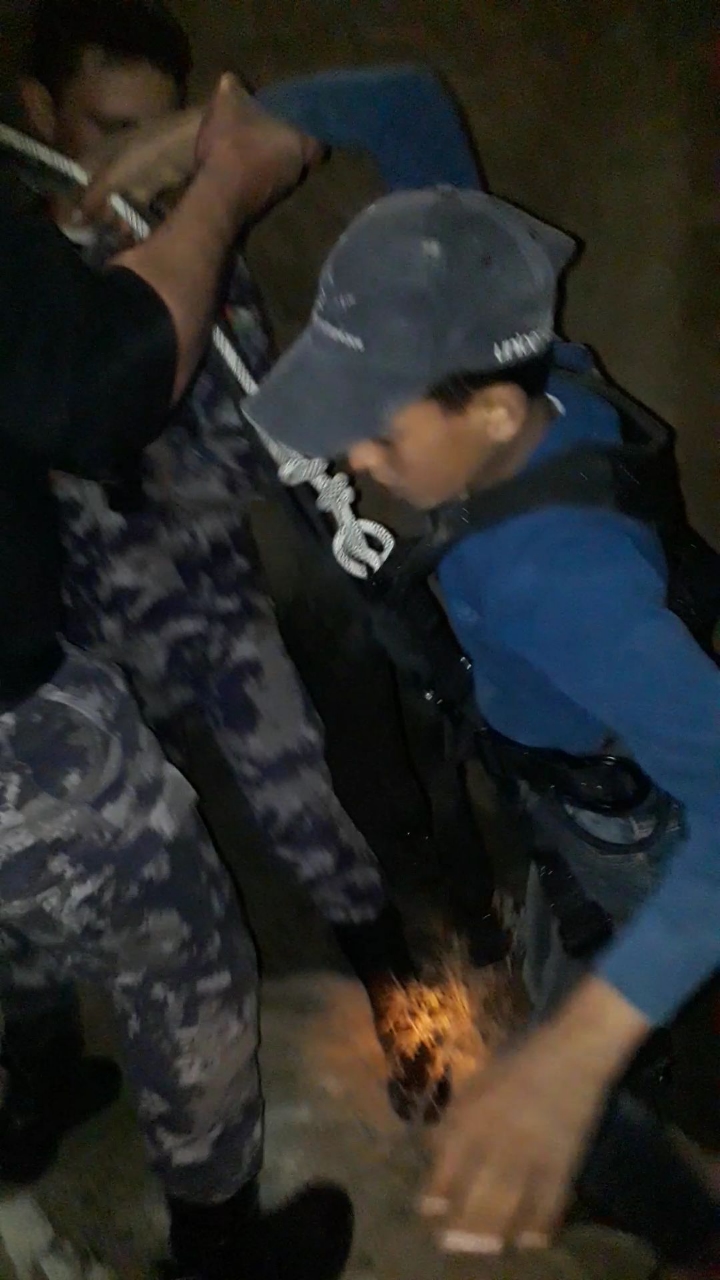 الدفاع المدني ينقذ شخصا حوصر مع