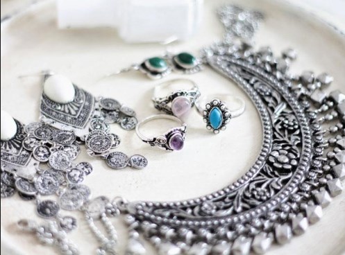 مطالب بتخفيض رسوم دمغة الفضة