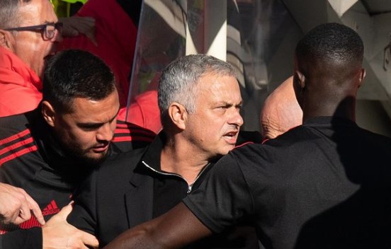 كواليس إقالة مورينهو .. ادارة اليونايتد