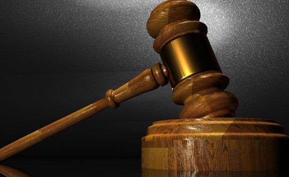 محاكمة موظف أزعج عميلا حتى نقل