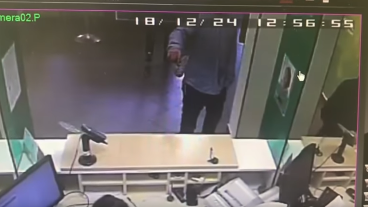 بالفيديو.. رجل يحمل مسدسا يهنئ موظفي