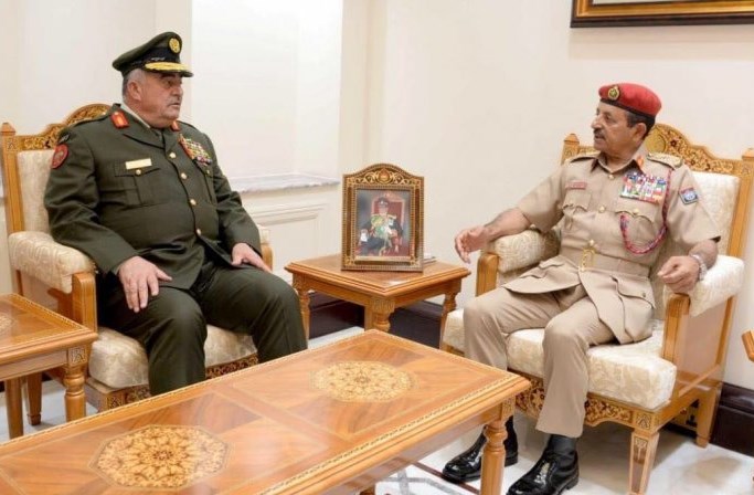 رئيس هيئة الأركان المشتركة يزور سلطنة