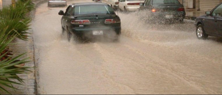 مياه الامطار تغلق مثلث عبين