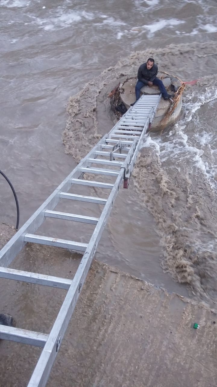 إنقاذ شخص من داخل سيل الزرقاء