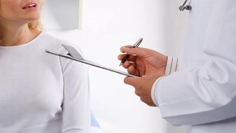 اعتقال طبيب اغتصب 35 مريضة أثناء