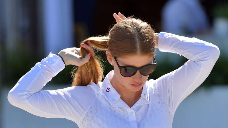 ابنة الملياردير الأمريكي بيل غيتس مع