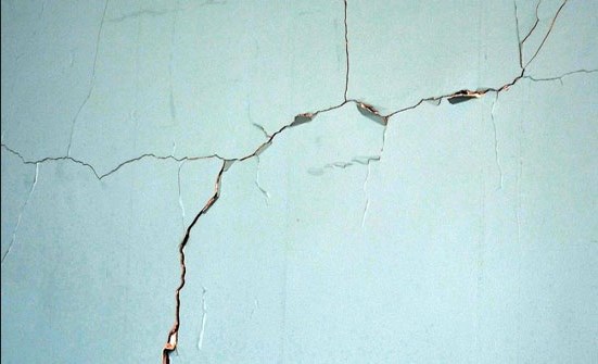 اخلاء جناح مدرسي متصدع في لواء