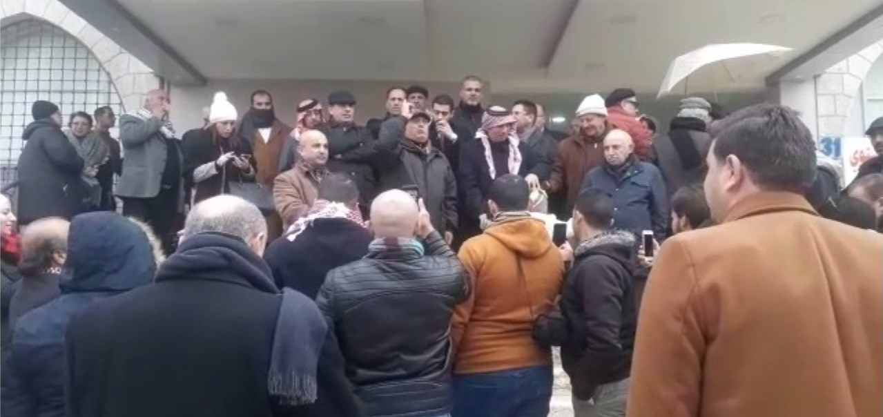 حراكيون يجبرون اطباء على الانسحاب من