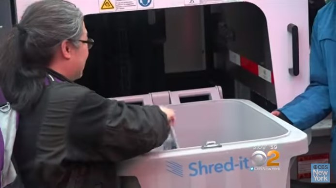 بالفيديو.. . سكان نيويورك يمزقون ذكرياتهم