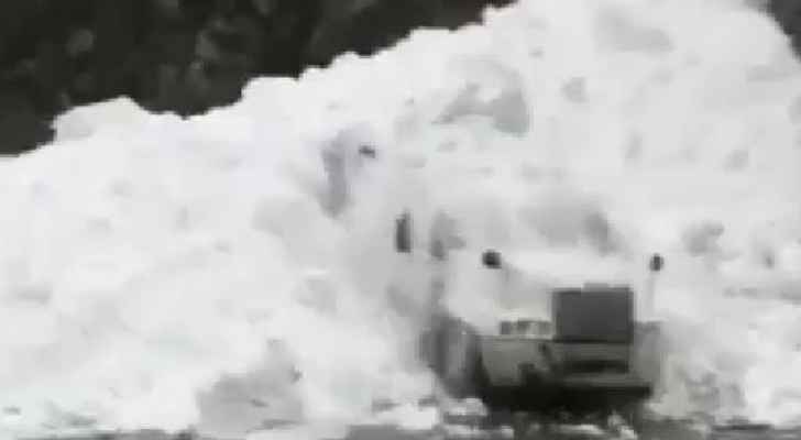 مشهد مرعب لانهيار ثلجي يغطي شاحنة