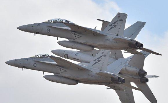 البرق يضرب مقاتلة إف 18 (فيديو)