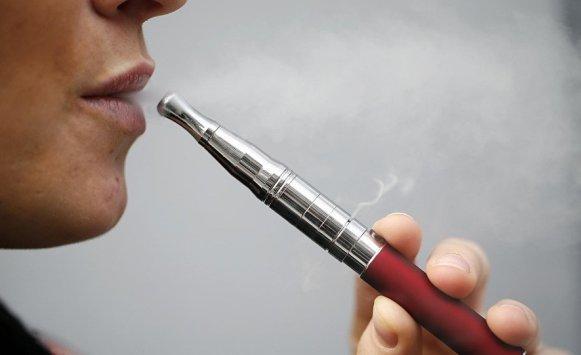 4 مخاطر تهدد محبي السجائر الإلكترونية