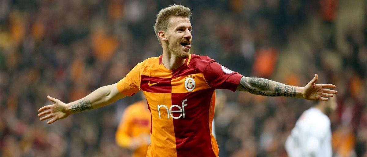 لاعب تركي سمع كلام زوجته.. فتسببت