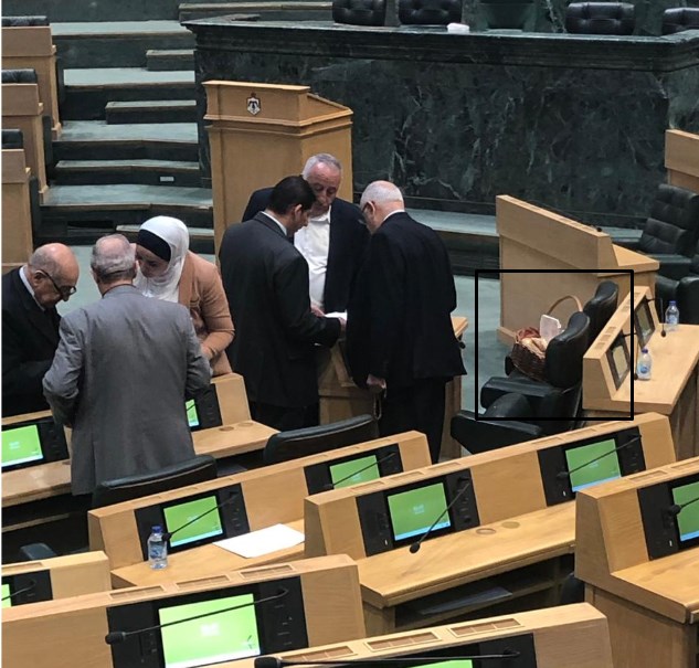 المعشر يغادر مجلس النواب ويترك هدية