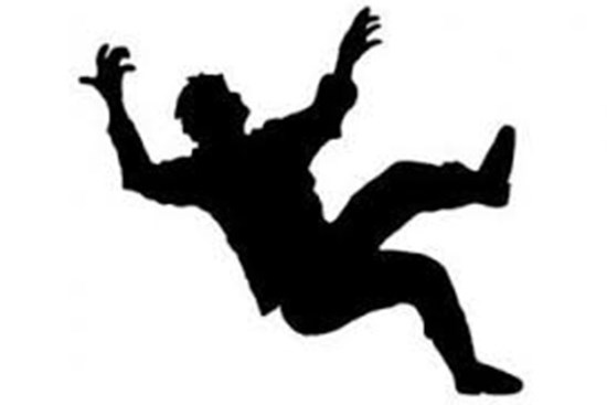 إصابة شخص سقط بعمق 4 امتار