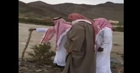 فيديو مؤثر.. مسن سعودي يريد عبور