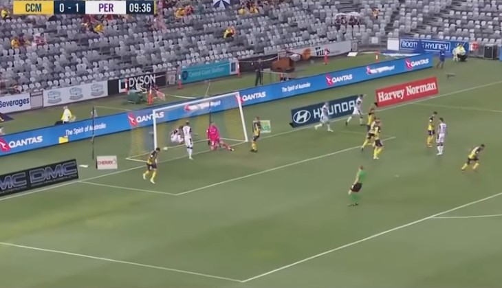 بالفيديو.. . لاعب يكسر عارضة المرمى