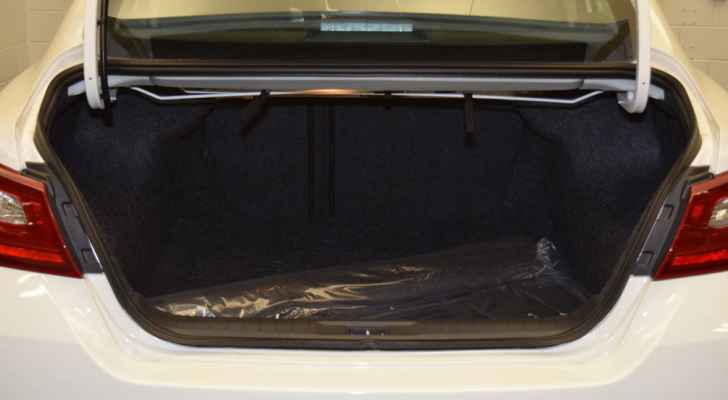 أردني يضع والده بصندوق سيارته حتى