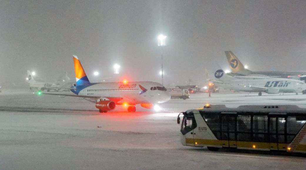 تأجيل وإلغاء عشرات الرحلات في مطارات