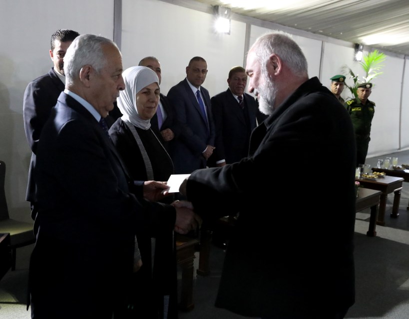 العيسوي يسلّم حافلات لجمعيات خيرية وأندية