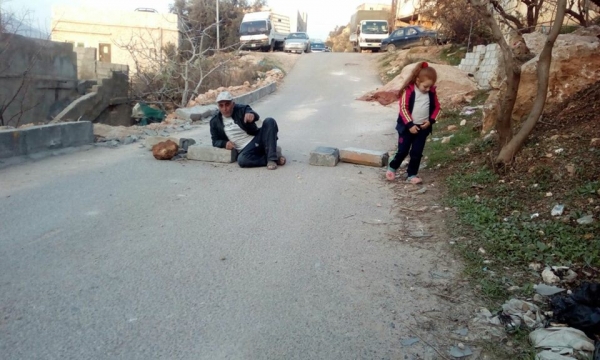 عجلون.. أردني يغلق شارعا خوفا على