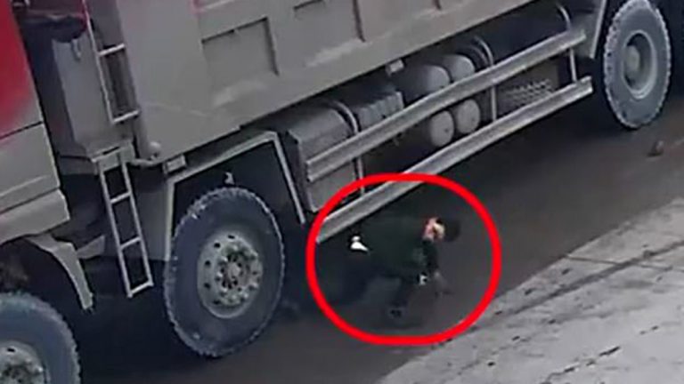 شاهد.. نجاة طفلين بأعجوبة من أسفل