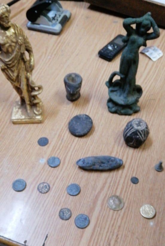 القبض على شخص بحوزته تماثيل وقطع