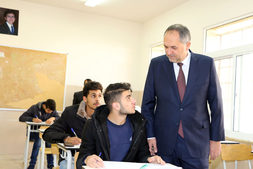 التلهوني يتفقد عددا من قاعات الثانوية