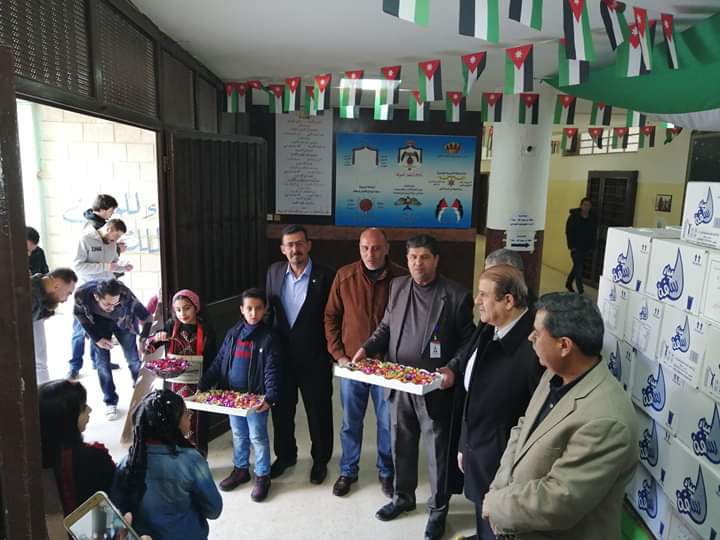 استقبال طلبة التوجيهي بالحلوى والمياه في