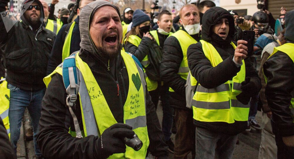 متظاهرو السترات الصفراء يعودون لشوارع باريس