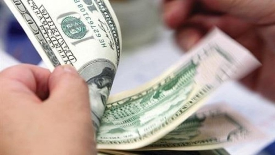 الدولار يهبط مع عدم إحراز تقدم