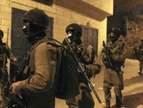 الاحتلال يعتقل 10 فلسطينيين بالضفة الغربية