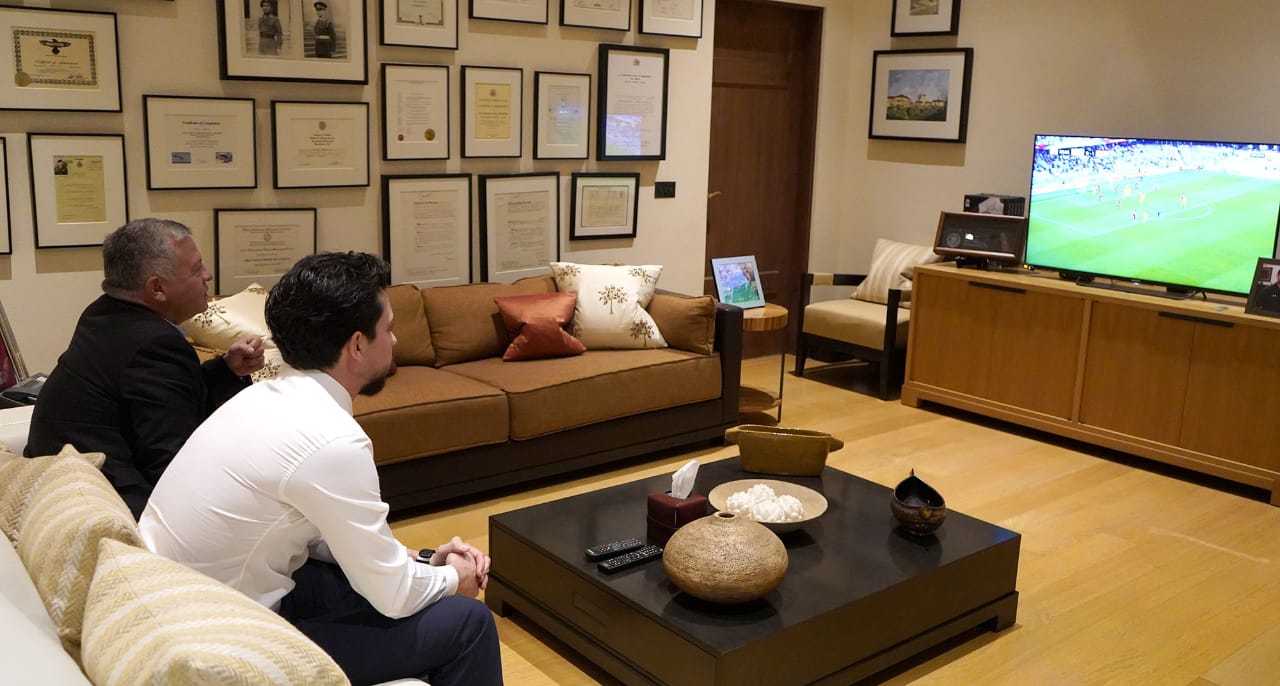 شاهدوا.. الملك وولي العهد يتابعان مباراة