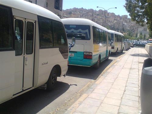 الاعتداء على حافلة تقل موظفين ومواطنين