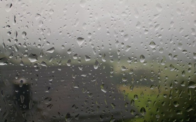 امطار غزيرة في اربد واخلاء عائلة