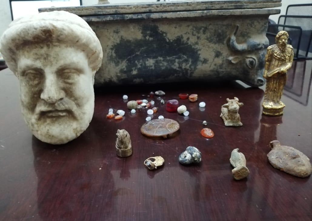 ضبط شخص بحوزته قطع اثرية داخل