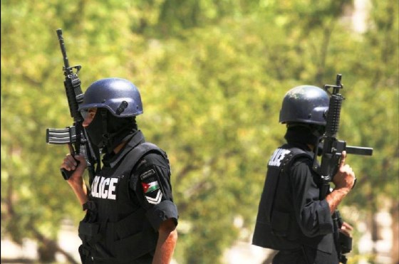 القبض على 3 مطلوبين داخل مركبة