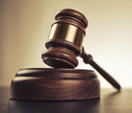 المحكمة العمالية تحكم بدفع نصف راتب