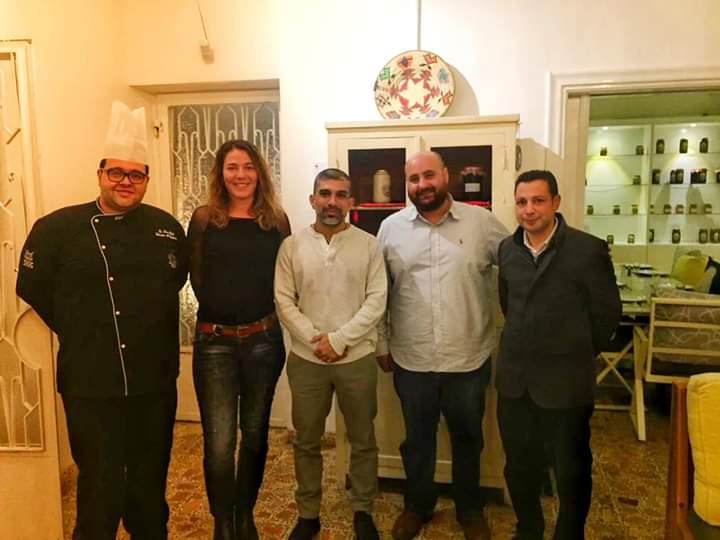 الأمير راشد.. في المطعم (صورة)